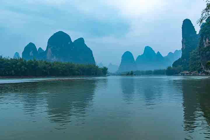 A instalação florestal residencial ocupa cerca de 175 hectares às margens do rio Liujiang, um afluente do chamado sistema do Rio das Pérolas.
