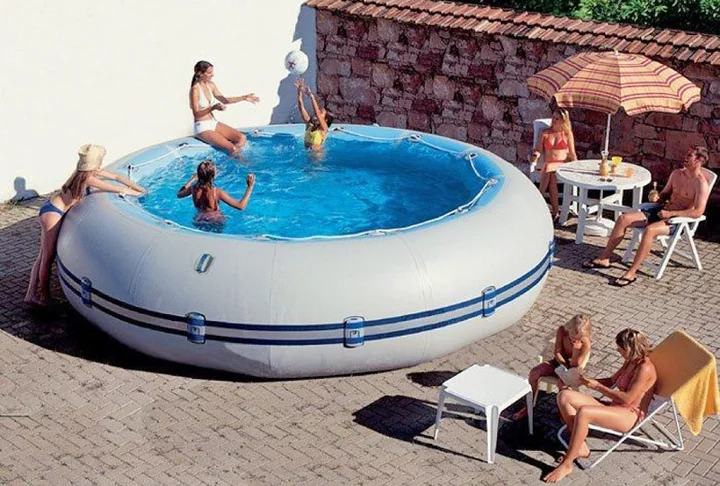 Quando se fica por muito tempo na água da piscina, a camada protetora natural da pele diminui, o que leva a uma redução na sua hidratação. O cloro também pode prejudicar os cabelos e, por isso, é importante lavar bem após o banho de piscina e hidratá-los. 