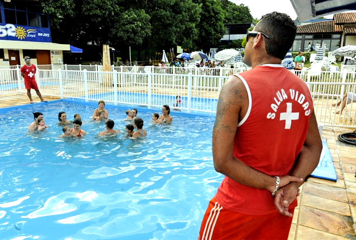 Verifique se há guarda-vidas a postos para uma eventualidade. Aproveite para tirar alguma dúvida com ele e fique atento ao comportamento de quem está na mesma piscina.  