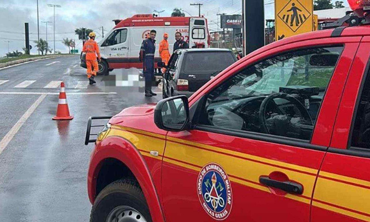 Local onde o corpo da mulher da garupa foi encontrado na avenida, perto de travessia de pedestres e lombada eletrônica -  (crédito: Sala de Imprensa/CBMMG)