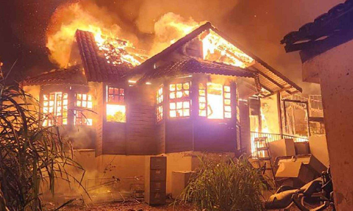 Fogo tomou conta da casa completamente e construção de madeira desabou -  (crédito: Sala de Imprensa/CBMMG)