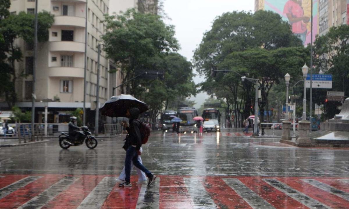 Neste domingo (17/11), a previsão meteorológica indica que o dia será de céu nublado a encoberto com chuvas e possíveis trovoadas isoladas -  (crédito: Túlio Santos / EM / D.A Press)