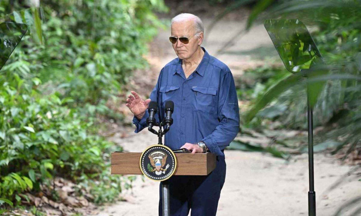 Joe Biden, presidente americano, discursou durante visita à Amazônia neste domingo (17/11) -  (crédito: Saul Loeb/AFP)