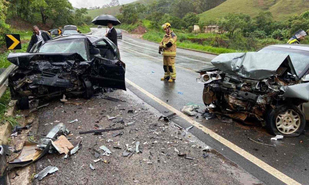 Apesar da intensidade da colisão, nenhuma pessoa morreu -  (crédito: Corpo de Bombeiros Militar de Minas Gerais)