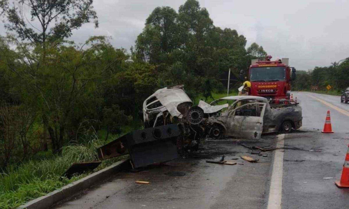 No acidente, duas pessoas morreram e outra foi resgatada com ferimentos graves -  (crédito: Polícia Militar Rodoviária de Minas Gerais)