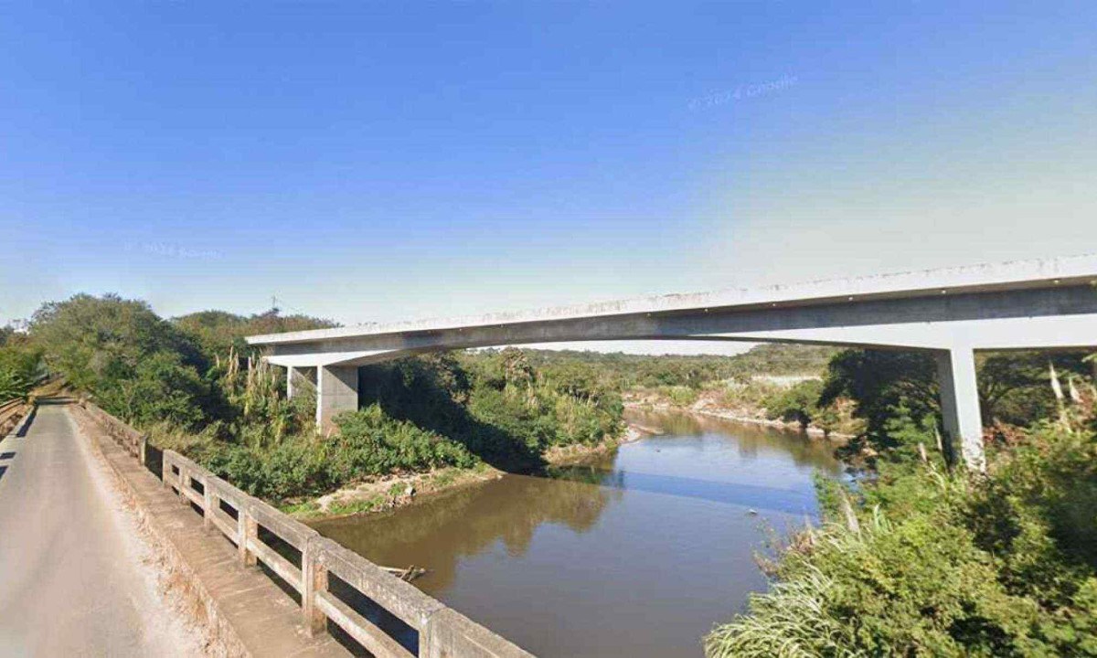 Ponte sobre o Rio das Velhas em Lagoa Santa, no caminho para a Serra do Cipó, de onde o carro despencou -  (crédito: Reprodução/Google StreetView)