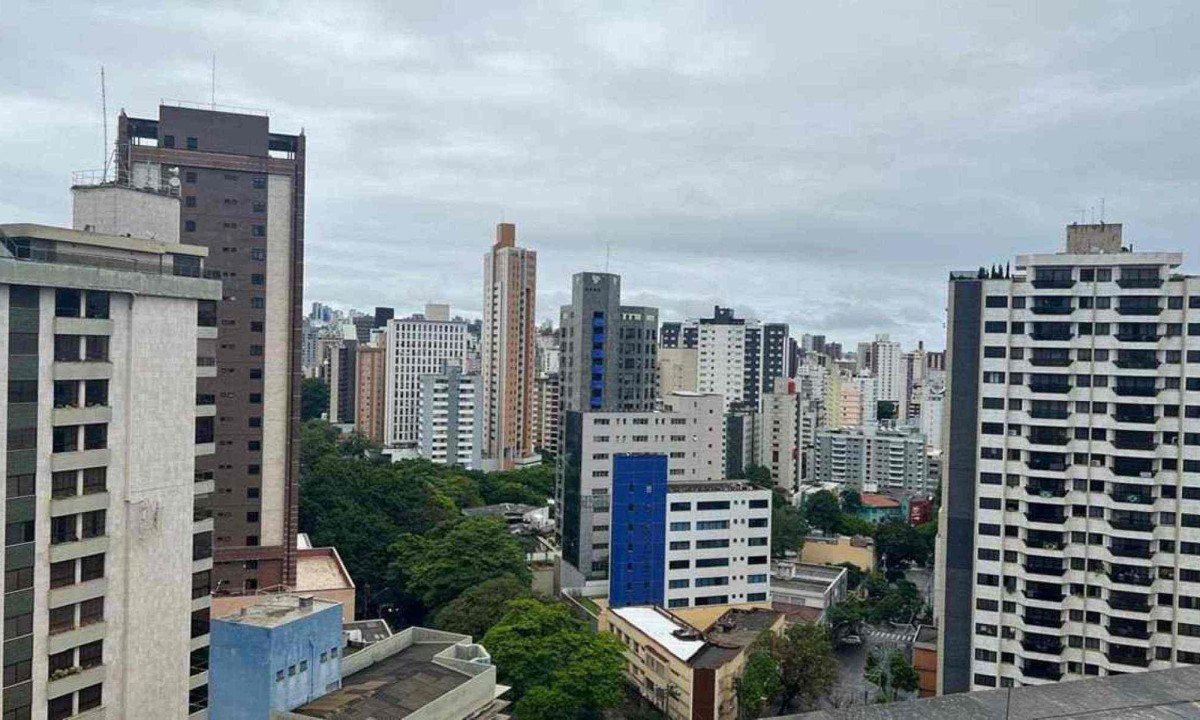 Clima nublado de chuva constante já fazem quatro regionais de Belo Horioznte superar 80% do volume esperado para novembro -  (crédito: Edésio Ferreira/EM/D.A.Press)