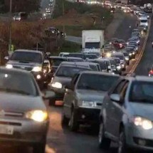 BR-381: caminhão pega fogo e provoca congestionamento de 10 km em Minas - Divulga&ccedil;&atilde;o