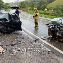 Batida entre carros deixa cinco feridos e dois presos às ferragens - Corpo de Bombeiros Militar de Minas Gerais