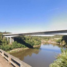 Carro cai da ponte sobre o Rio das Velhas na saída da Serra do Cipó - Reprodução/Google StreetView