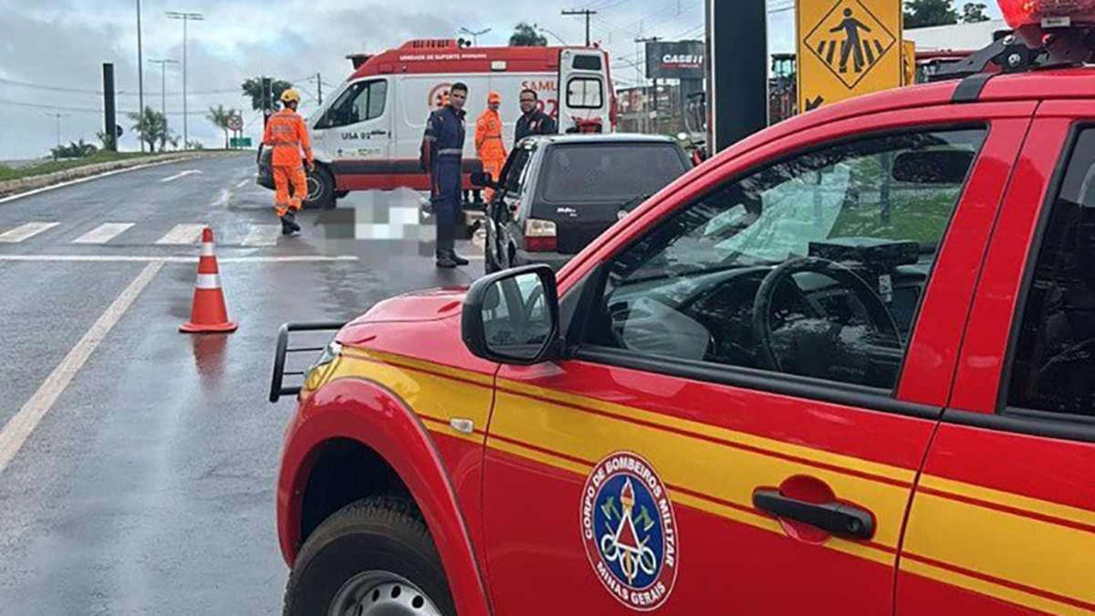 Moto desliza na chuva e mulher na garupa  bate a cabeça e morre