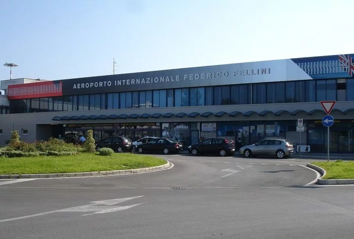 O aeroporto internacional mais próximo é o Aeroporto Federico Fellini, também localizado em Rimini.