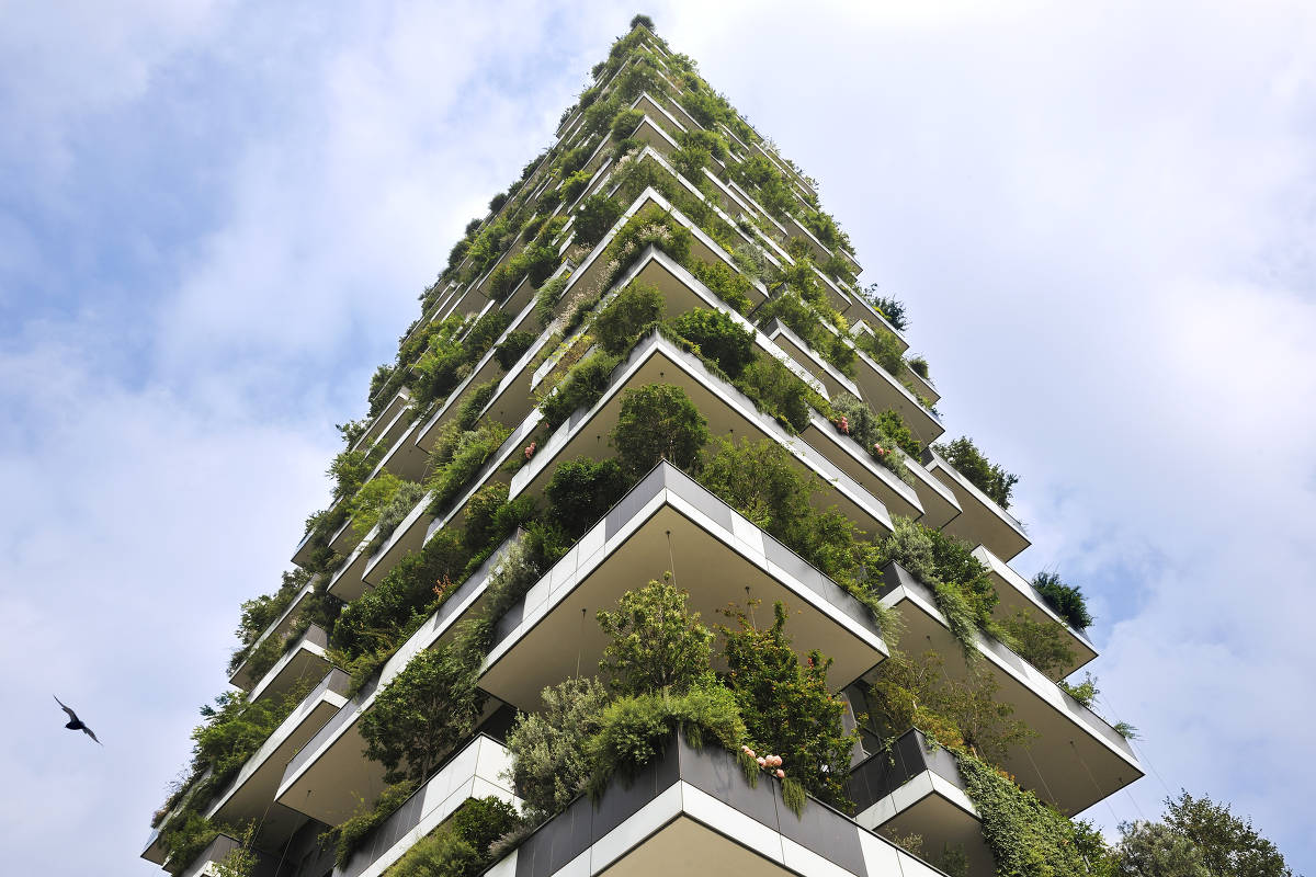 Localizado no centro de Milão, o Bosco Verticale é um complexo residencial composto por duas torres cobertas de plantas e árvores. 