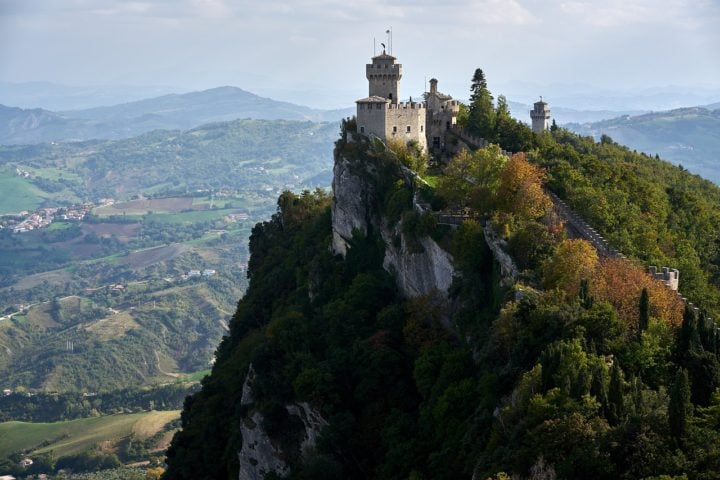 Dois destaques são o Centro Histórico (Patrimônio Mundial da UNESCO) e a Fortaleza de Guaita, no topo do Monte Titano (foto).