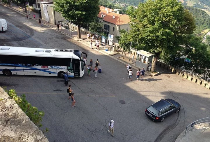 De Rimini, é possível pegar um ônibus diretamente para San Marino, com uma viagem que dura cerca de 40 minutos.