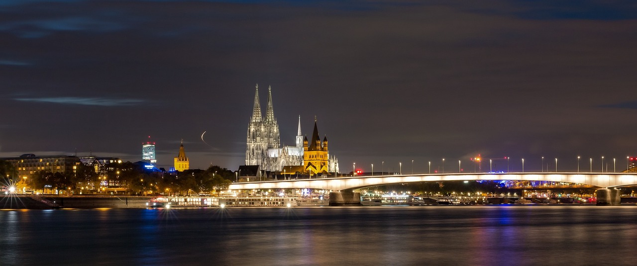 A catedral recebeu a pedra fundamental em 15 de agosto de 1248, ainda durante a Idade MÃ©dia, e fica situada Ã s margens do Rio Reno. E foi sendo erguida como um importante espaÃ§o religioso que tambÃ©m tornou-se turÃ­stico.
