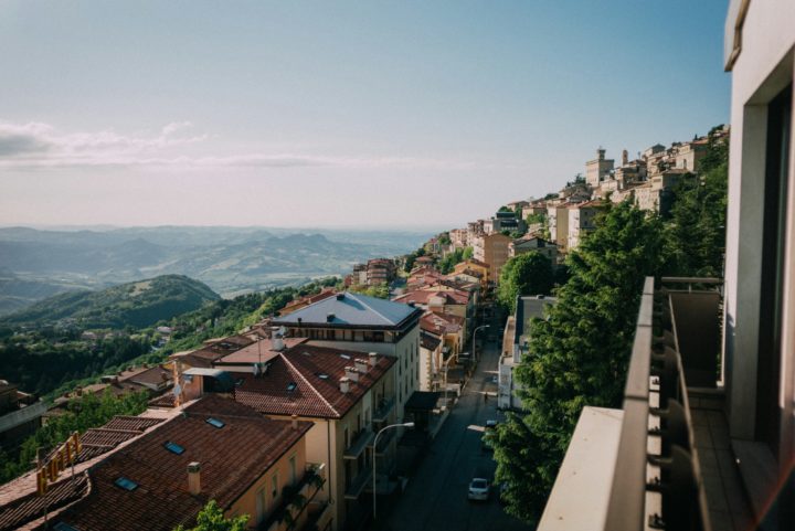 A Itália exerce uma clara influência sobre o idioma de San Marino, sendo o italiano a língua oficial do país.