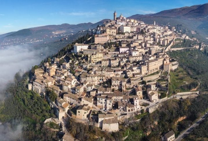 De uma forma geral, San Marino tem características em comum com países como a Suíça, devido ao seu pequeno território, seu isolamento em meio às montanhas e sua tradição de neutralidade política.