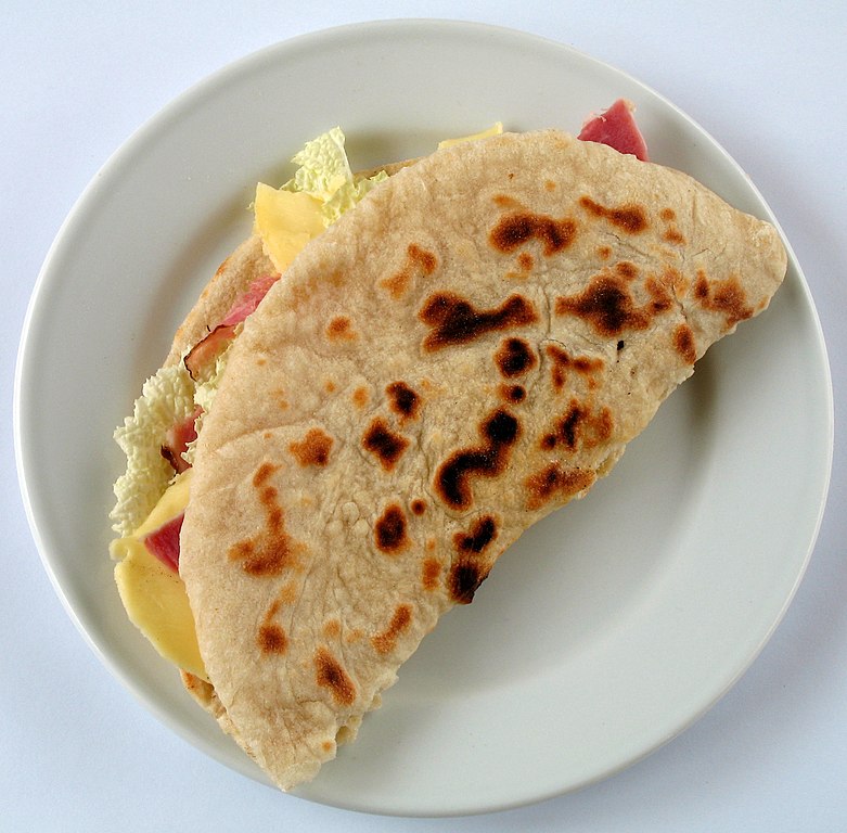 A maioria dos pratos são adaptações de receitas italianas, com destaque para a piadina, um pão achatado recheado similar ao italiano.