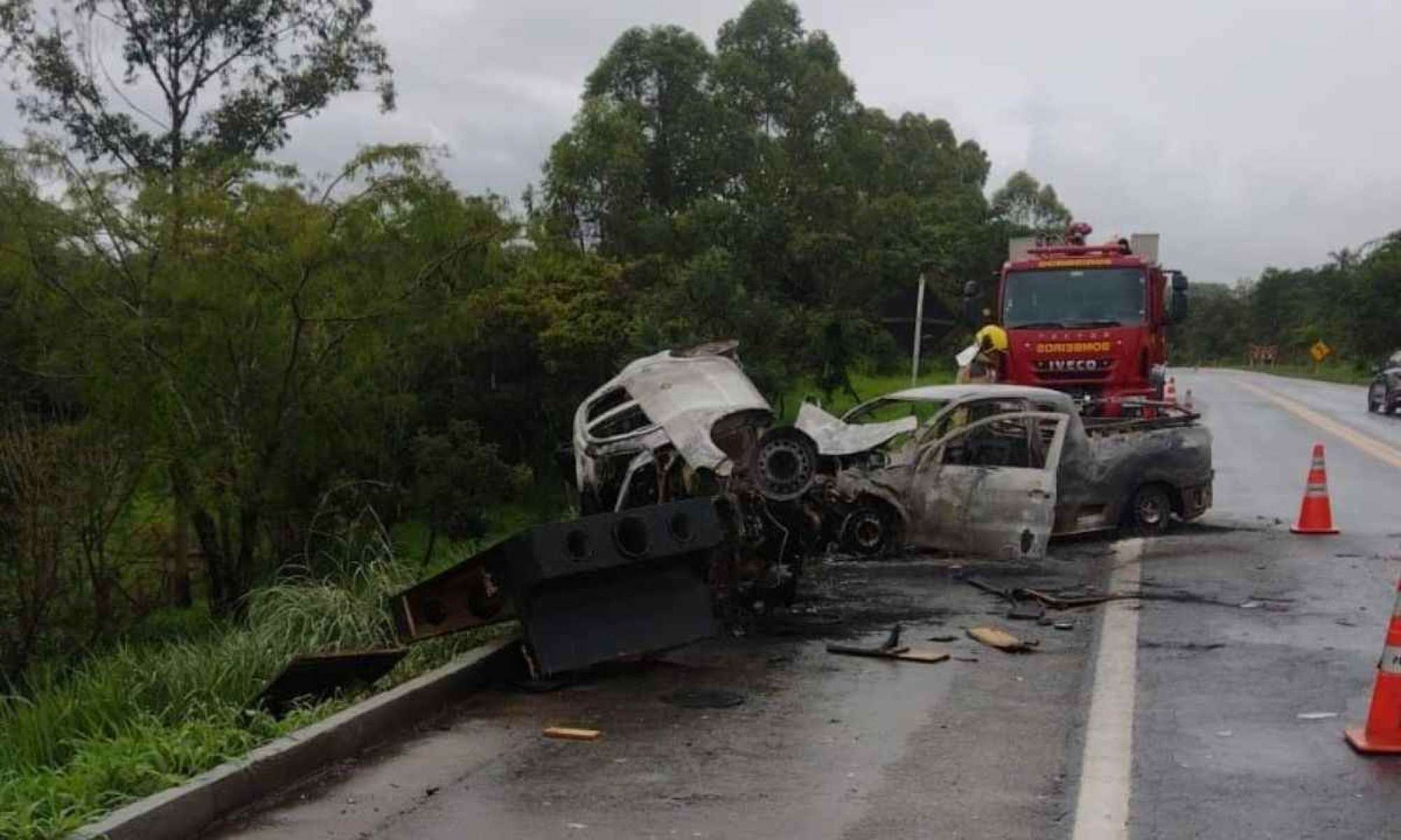 Acidente em rodovia mineira deixa corpos carbonizados