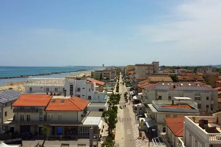 A cidade italiana mais próxima é Rimini, que possui uma estação ferroviária conectada a várias cidades italianas. 