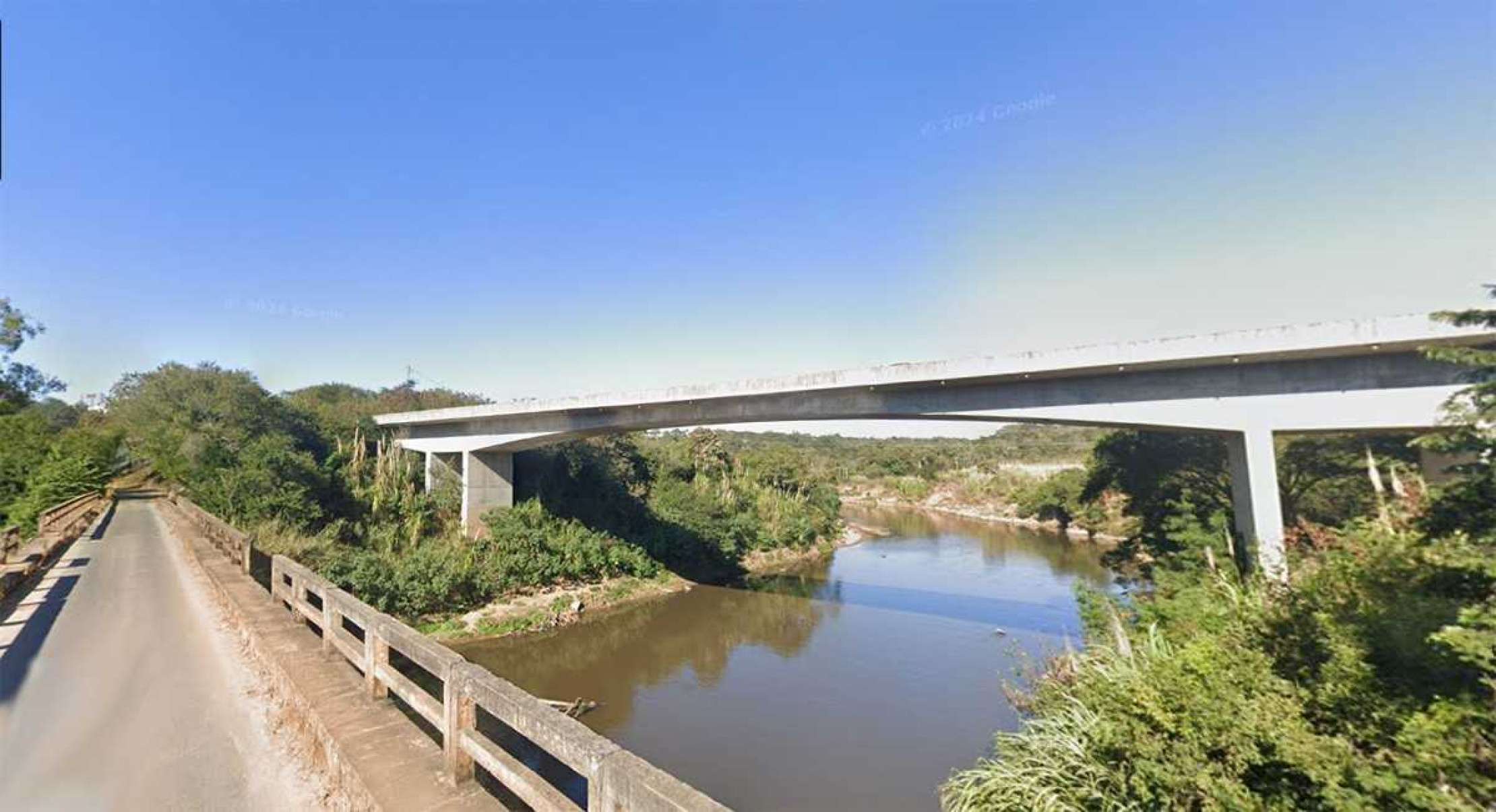 Carro cai da ponte sobre o Rio das Velhas na saída da Serra do Cipó