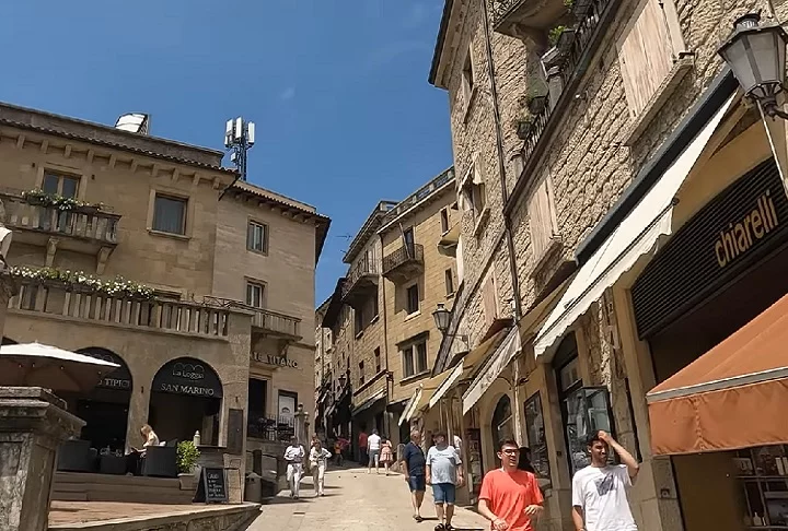 San Marino oferece uma variedade de atrações para turistas. A cidade principal, que leva o mesmo nome do país, concentra a maior parte das atrações turísticas, como restaurantes, hotéis e lojas.