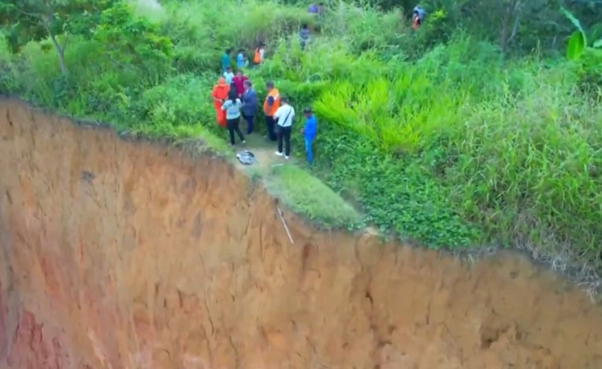 Mas as primeiras crateras começaram a surgir há 30 anos causando espanto nos moradores e ganhando as primeiras repercussões.