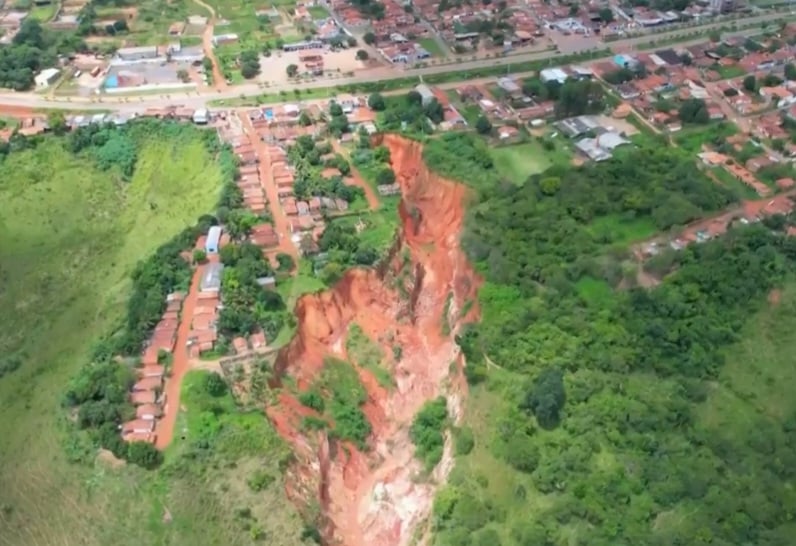 Dezenas de buracos gigantescos avançam sobre os terrenos  impedindo o acesso de moradores a diversas  partes da cidade.