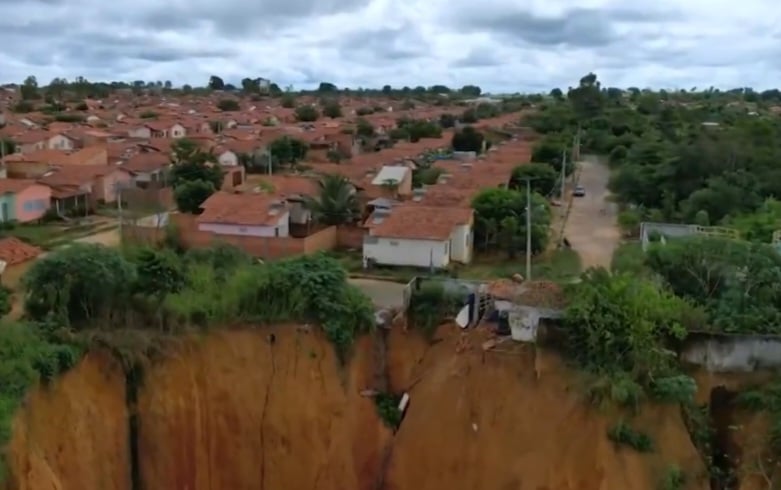 Aa terra que cai provoca imensas crateras que assustam os 71 mil habitantes. Há casas na beira de precipícios.