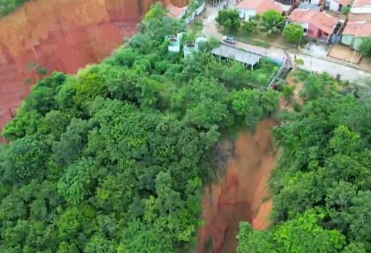 Da mesma forma é grande o prejuízo para quem adquiriu imóveis para residência ou comércio nos trechos mais afetados da cidade.