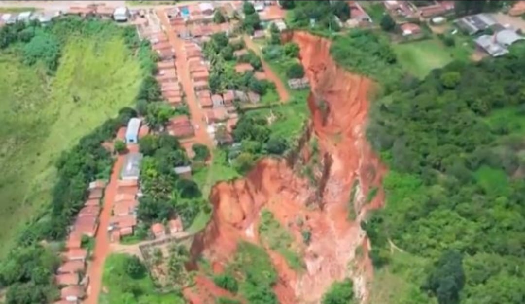 A situação vem se agravando com as fortes chuvas que atingem a região.Áreas onde a vegetação não consegue mais proteger o solo ficam mais suscetíveis a desmoronamentos.