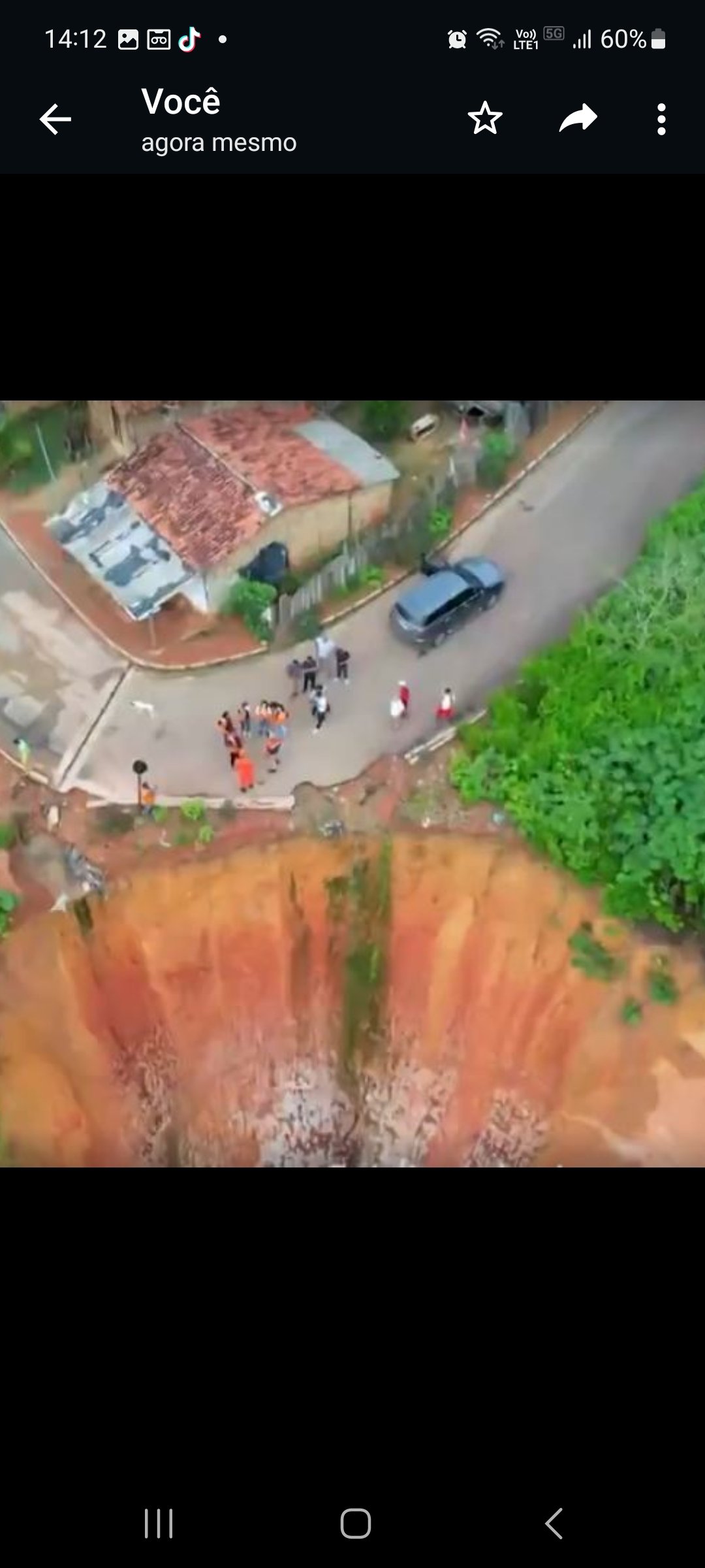 Nos últimos dez anos,  uma voçoroca, sozinha, engoliu três ruas e mais de 50 casas em Buriticupu. Ruas passam à margem do abismo.