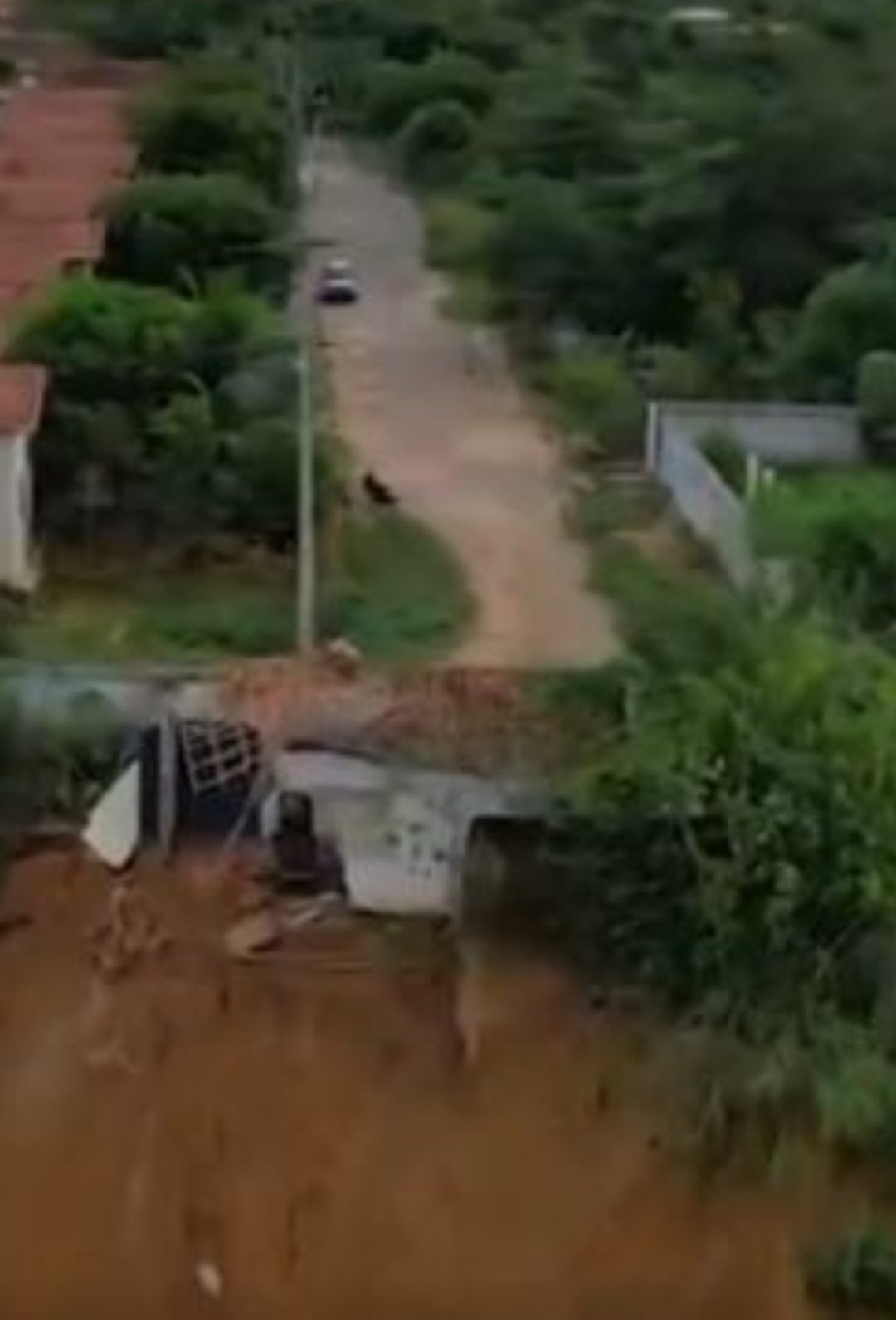 Mas a situação é tão grave que a prefeitura diz que já fugiu do controle. O município faz monitoramento dos terrenos, obras paliativas e realocação de moradores,mas reconhece que não é possível conter o avanço das crateras.