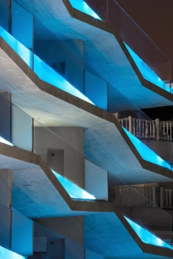 O empreendimento é da VIW Residence e causa mesmo uma curiosidade pela ideia inovadora e pelo efeito visual conquistado, pois a piscina fica visível diante da proteção de vidro que, com a iluminação, ganha um.tom de azul vibrante..