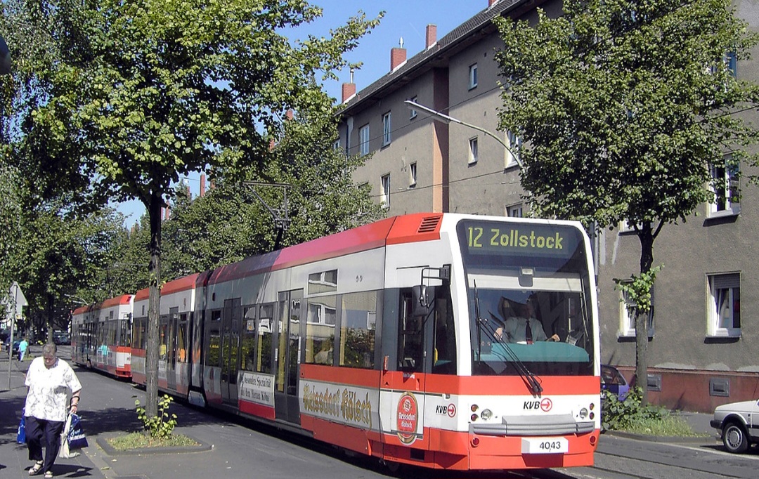 O transporte público de Colônia é formado por redes de ônibus e trens, que servem toda a cidade. No entanto, no centro é possível circular facilmente a pé. 
