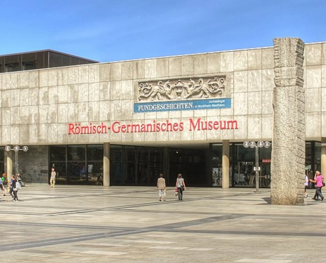 O centro histÃ³rico, onde estÃ¡ a catedral gÃ³tica, tambÃ©m Ã© endereÃ§o do Museu Romano-GermÃ¢nico, fundado apÃ³s a Segunda Guerra Mundial. 