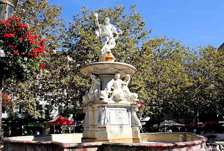 CARCASSONE  - Está  na cidade medieval de Carcassonne, na região de Occitânia, no sul da França. Construido no século 12, fica na praça principal dentro da cidadela, cercado por muralhas históricas e perto de outras atrações turísticas, como o Castelo de Carcassonne. Tem arquitetura que reflete a beleza gótica e elementos do estilo românico.