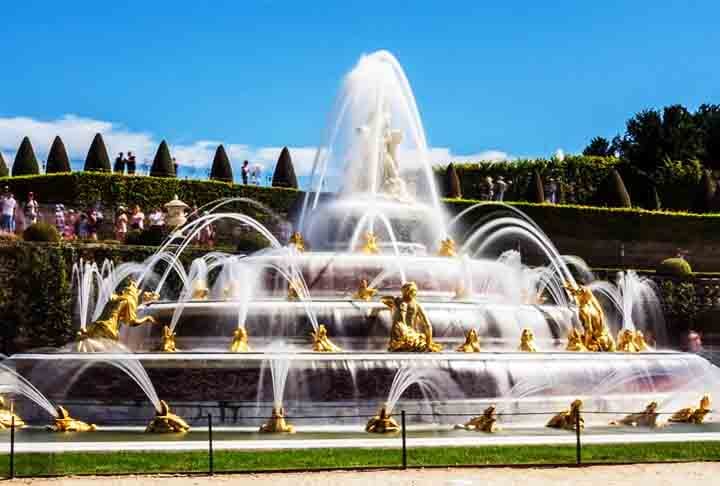 FONTE DE VERSALHES - Paris - Esta magnífica fonte no Palácio de Versalhes foi criada no século XVII e é famosa por suas complexas esculturas e magníficos jatos d'água, rodeada por belos jardins.