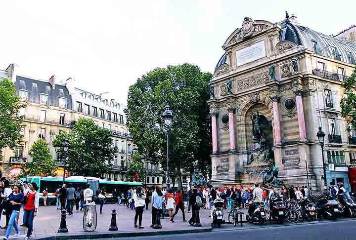 FONTAINE SAINT-MICHEL - Paris - Esta fonte neogótica do século XIX é adornada com uma estátua de São Miguel e é um ponto central na movimentada Place Saint-Michel.