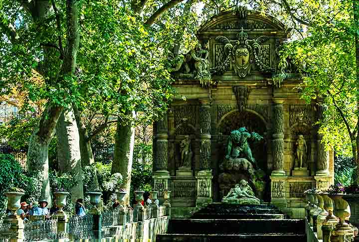 FONTAINE DES MUSES - Paris - Localizada no Jardim de Luxemburgo, esta fonte neoclássica foi projetada no século XIX e apresenta esculturas que homenageiam as musas da mitologia. É um local sereno, ideal para relaxar e apreciar a arte.