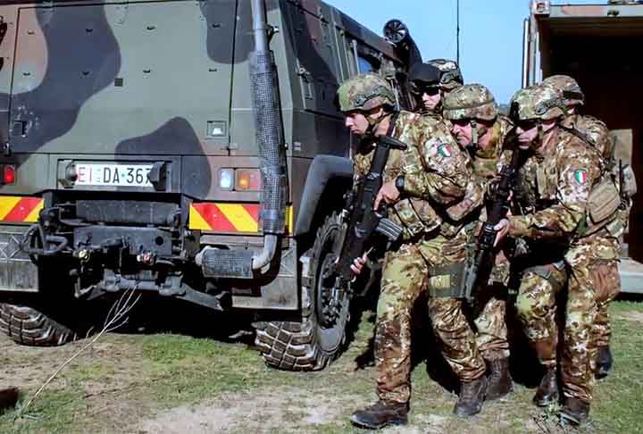 Já a Itália possui um exército bem estruturado, com forte foco em operações de paz e humanitárias. A força é composta por unidades terrestres, navais e aéreas, participando ativamente de missões internacionais e buscando modernização contínua. Abre o Top-10, com 0.1863.