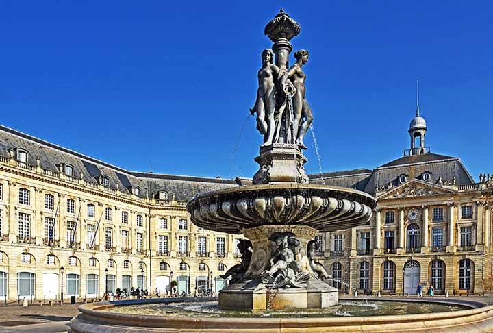 FONTAINE DE LA BOURSE - Bordeaux - Localizada na Place de la Bourse, esta fonte foi inaugurada em 2006 e é conhecida por seu espelho d'água, que reflete a arquitetura circundante. É uma atração popular entre turistas e moradores.