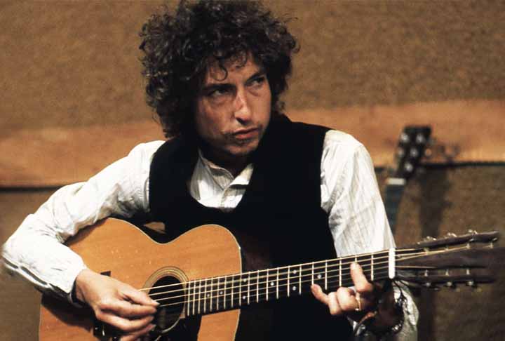 Bob Dylan, nascido em Duluth, no dia 24 de maio de 1941, é um cantor, compositor, escritor, ator, pintor e artista visual norte-americano. Uma importante figura na cultura popular há mais de cinquenta anos, tendo grande parte de seu trabalho mais célebre na década de 1960.