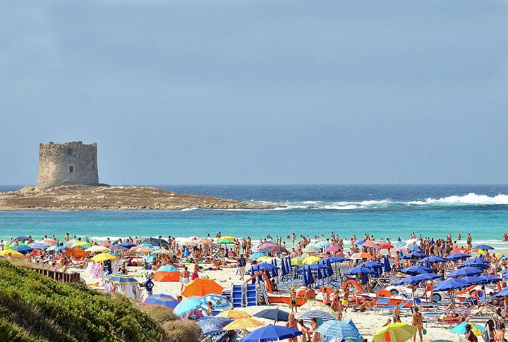 Para conhecer o local, é necessário fazer reserva com antecipação de maneira remota. Em seguida, o visitante receberá o QR Code que lhe concederá acesso à praia. Um bar oferece diariamente o aluguel de espreguiçadeiras para ajudar a relaxar e aproveitar o sol.