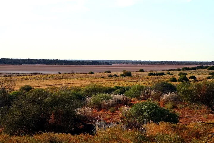 8º Grande Deserto de Vitória (647.000 km²) -  Fica no Sudoeste da Austrália, entre as montanhas de Pilbara e Kimberley. Com tom avermelhado, é território considerado sagrado dos aborígenes, povo milenar nativo da região. 