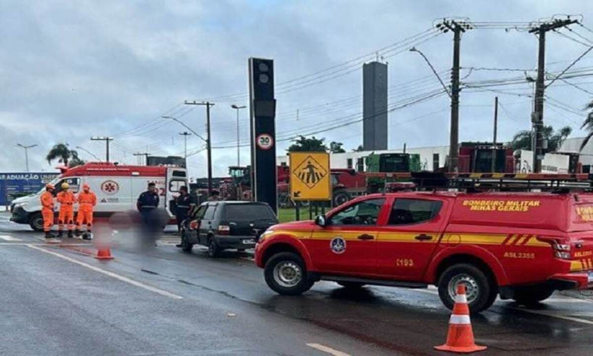 Chovia no momento do acidente. Avenida foi parcialmente interditada -  (crédito: CBMMG)