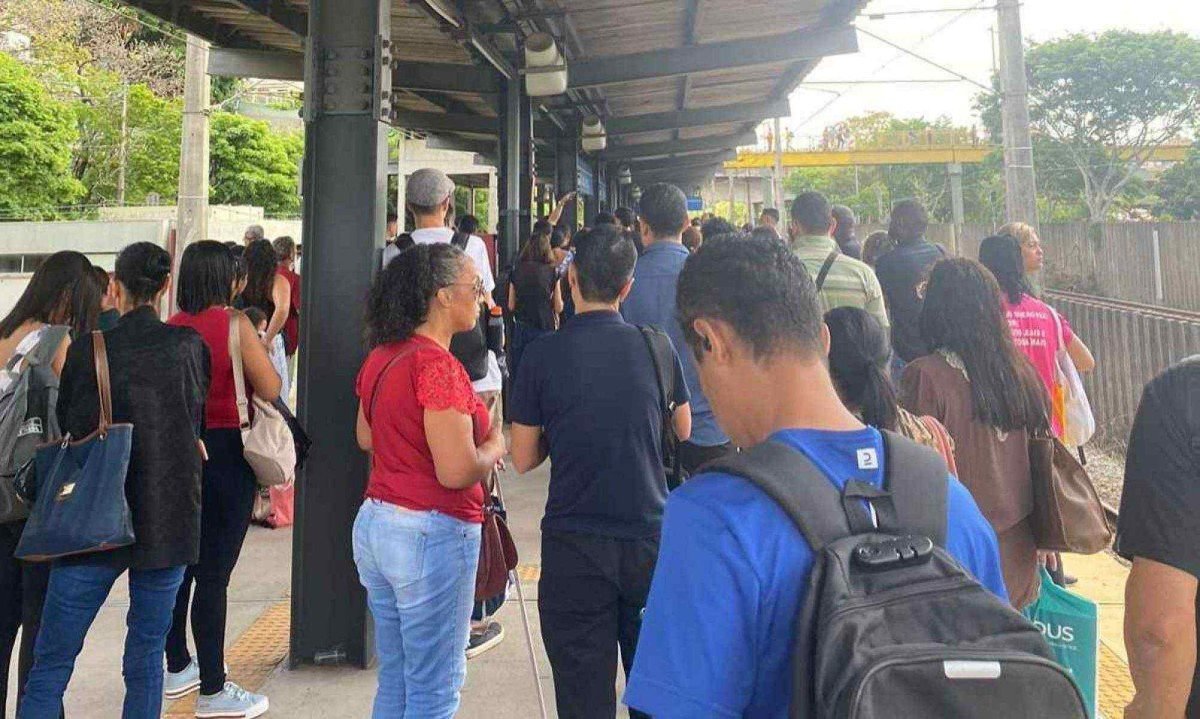 Intervalo maior entre viagens do metrô de BH causa transtorno na manhã desta segunda-feira (18) -  (crédito: Imagens cedidas ao Estado de Minas)