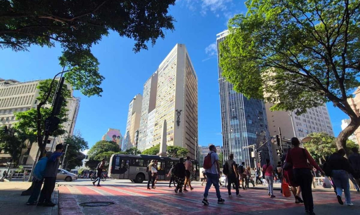 Belo Horizonte amanheceu com tempo aberto e ensolarado nesta segunda-feira (18) -  (crédito: Jair Amaral/EM/DA Press)