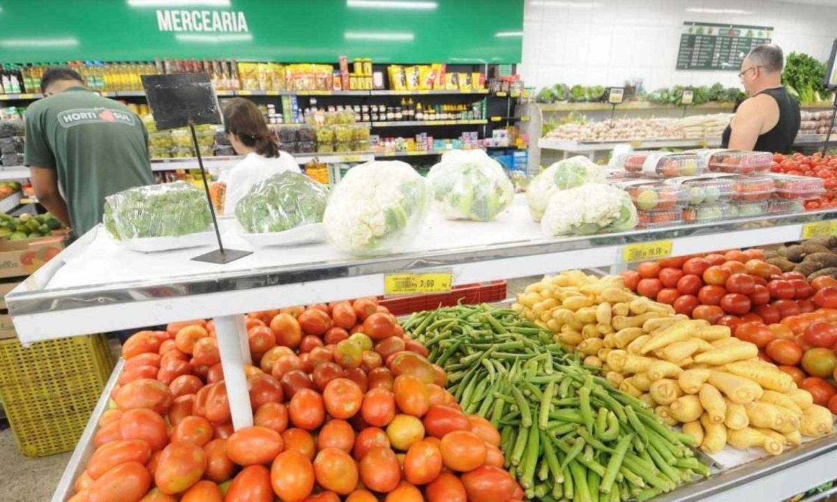 Frutas, legume e hortaliças estão mais caros nas prateleiras do sacolões -  (crédito: Gladyston Rodrigues/EM/D.A Press)